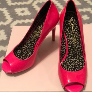 Jessica Simpson pumps